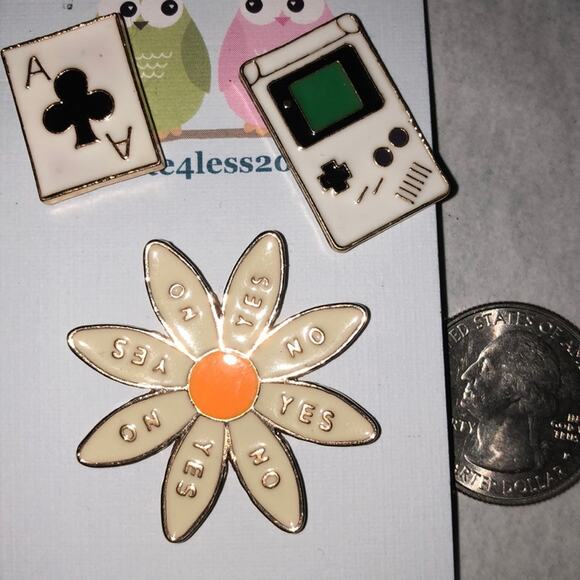 3 Piece Pin Brooch Ace Clubs Daisy Gameboy - Picture 1 of 2